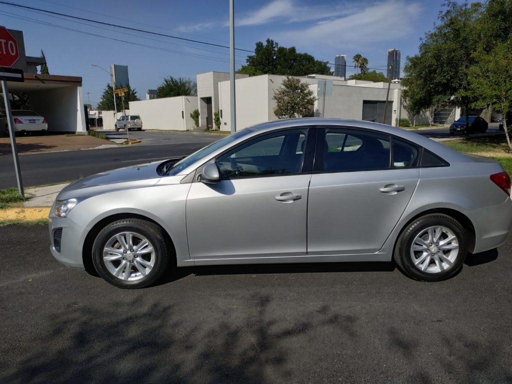 2 Chevrolet Cruze LS