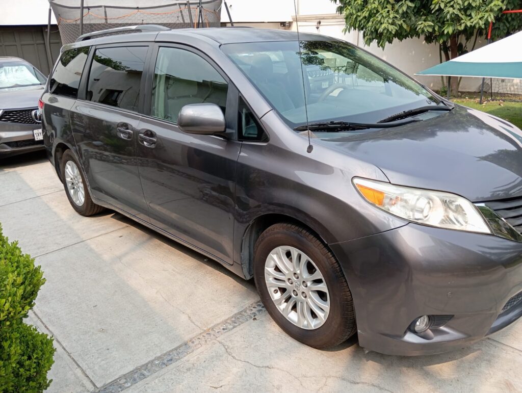 Toyota Sienna Xle 2011 3