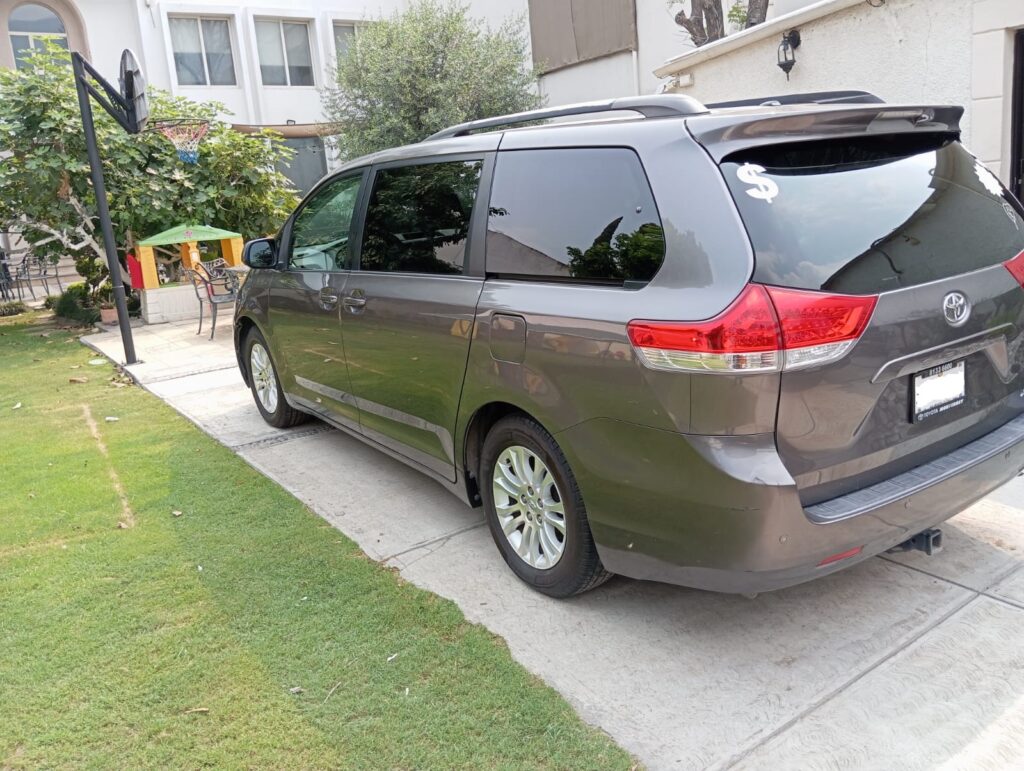 Toyota Sienna Xle 2011 8