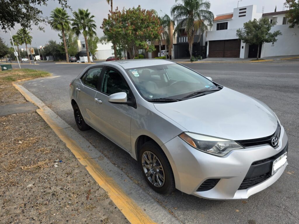 Toyota corolla base 2015 1