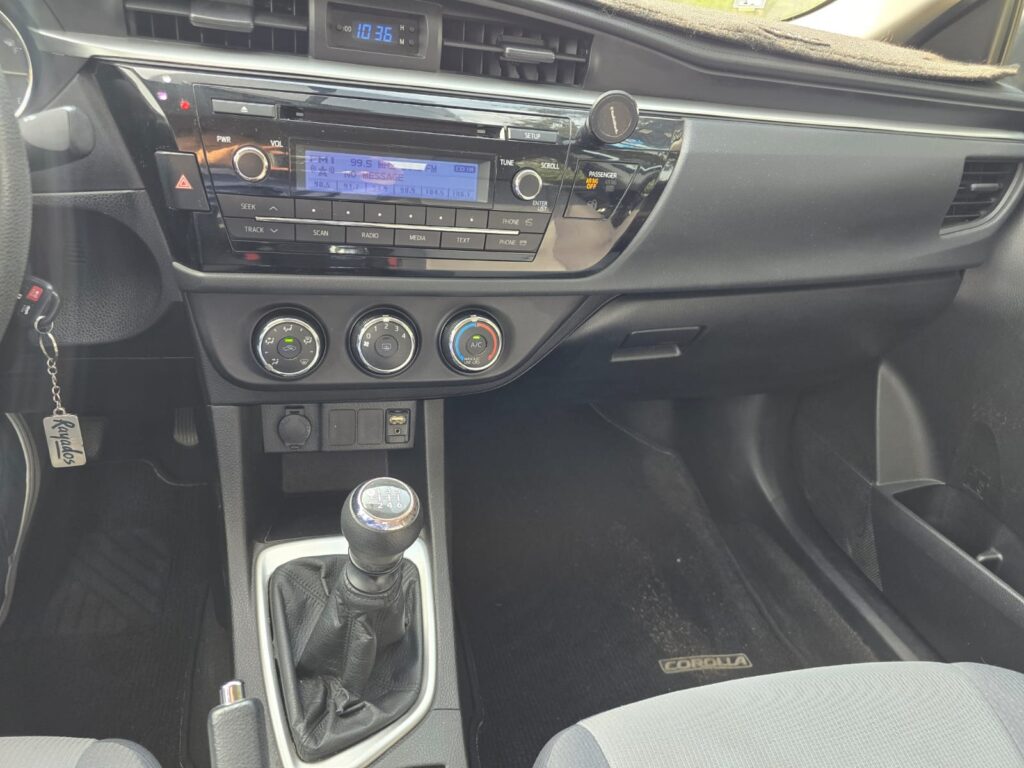 Toyota corolla base 2015 12