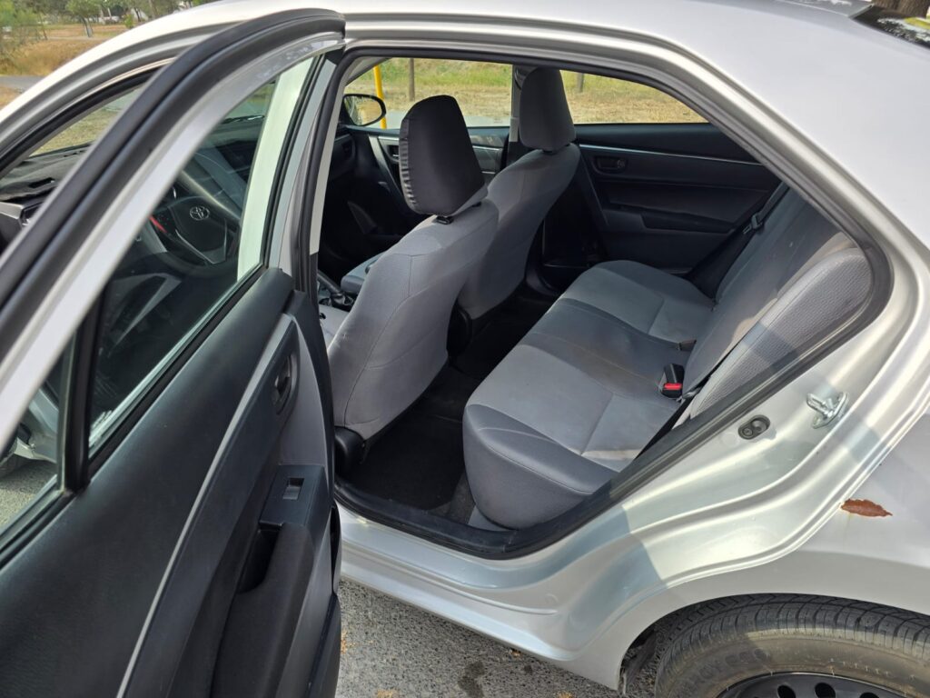 Toyota corolla base 2015 15