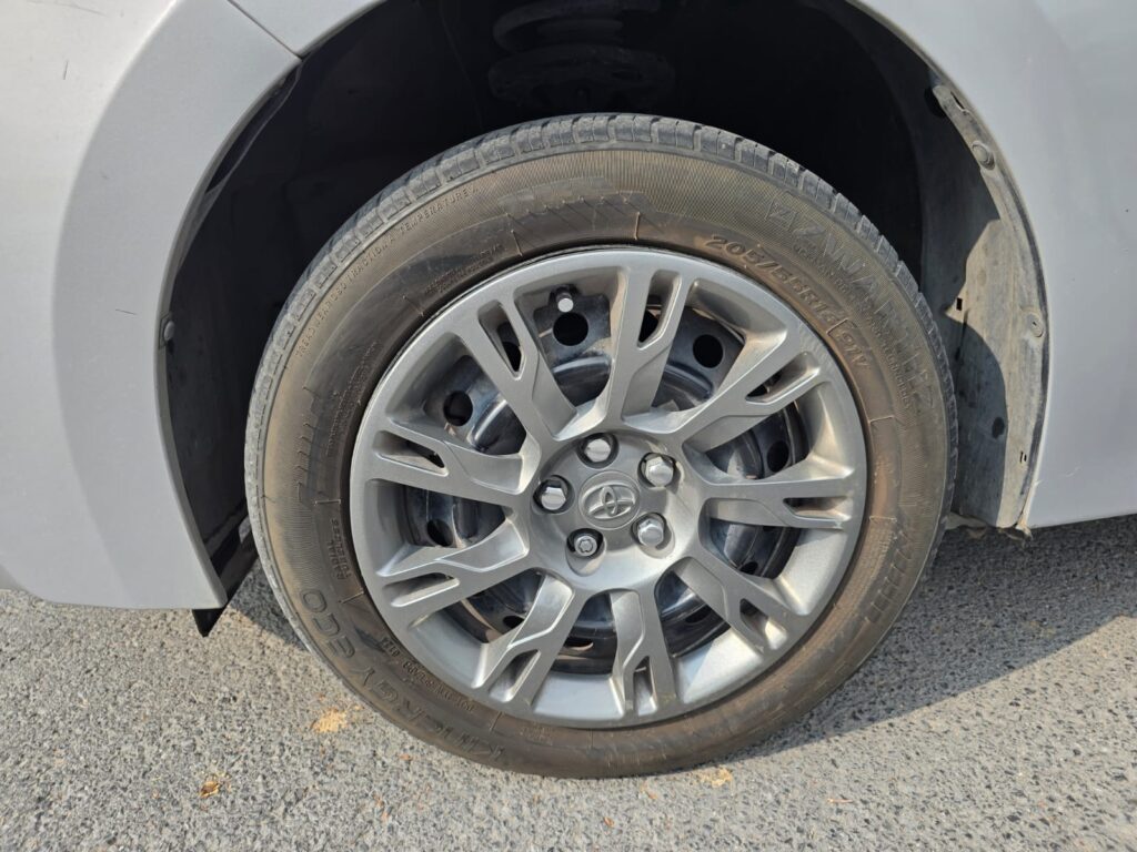 Toyota corolla base 2015 16