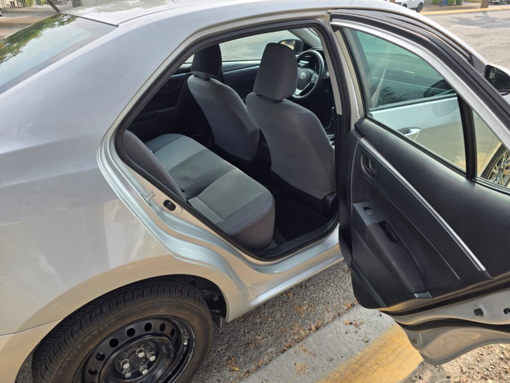 Toyota corolla base 2015 17