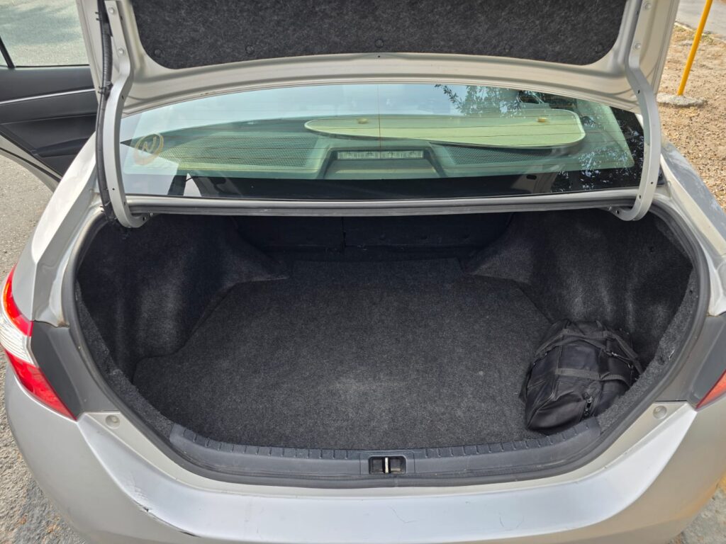 Toyota corolla base 2015 18