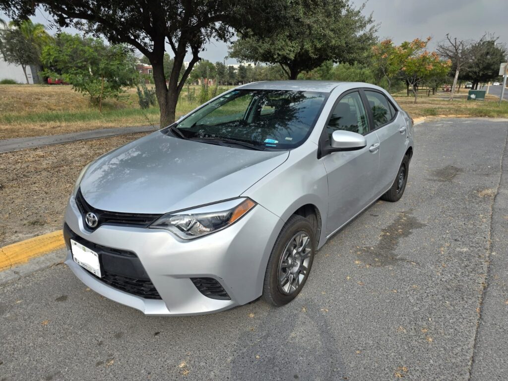 Toyota corolla base 2015 3