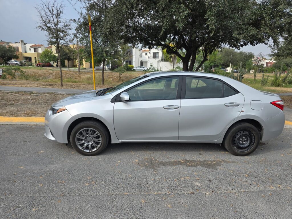 Toyota corolla base 2015 4