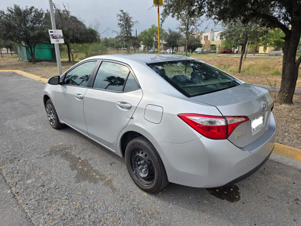 Toyota corolla base 2015 5