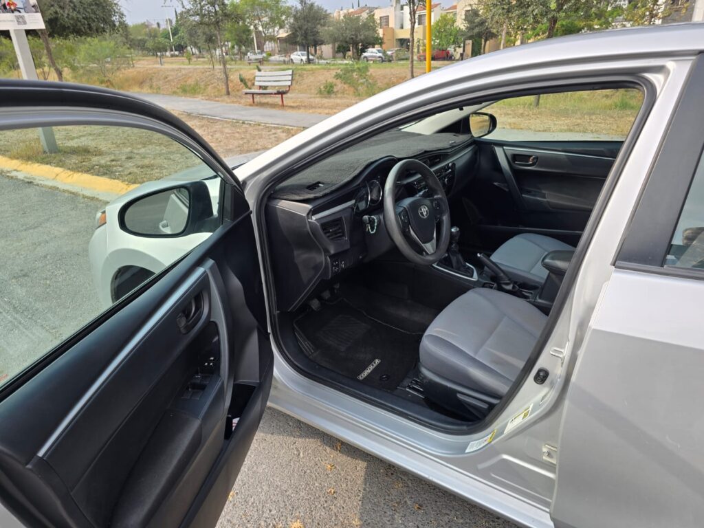 Toyota corolla base 2015 9